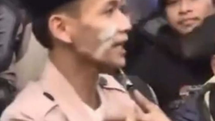 Polisi Bukan Musuh Kita, Pernyataan Pendemo Berpeci Tuai Pujian Saat Aksi di Depan DPR