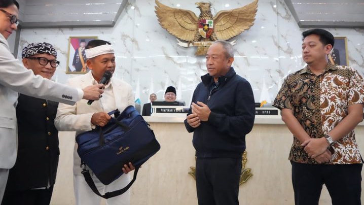 KDM Serahkan Kadeudeuh Rp1 Miliar untuk Persib Bandung Usai Raih Hattrick Juara