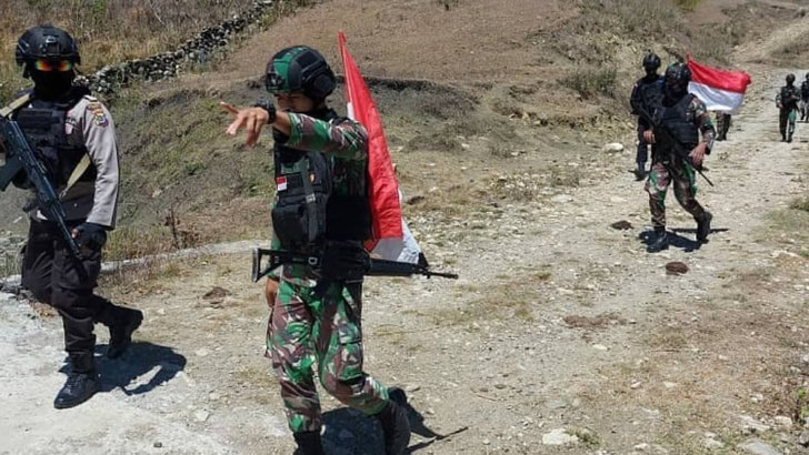 Satgas Pamtas Yonkav 6/Naga Karimata Indonesia dan UPF Timor Leste  Melakukan Patroli Gabungan untuk Memeriksa Patok Perbatasan