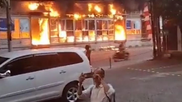 Halte TransJakarta Kebakaran, Penumpang Panik Berhamburan