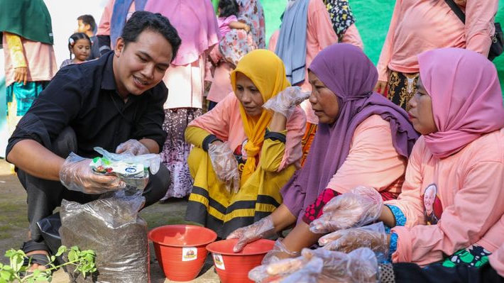 Mak Ganjar Kalbar Ajak Para Ibu Budidayakan Tomat: Sulap Pekarangan Rumah jadi Kebun Minimalis