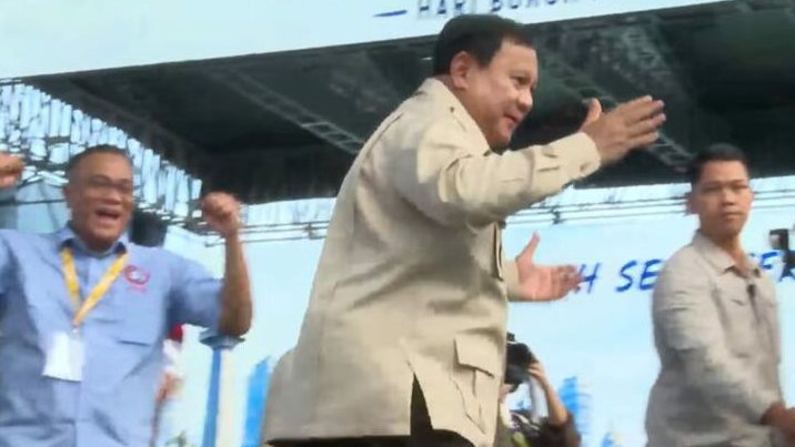 Disambut Lagu Kamu Gak Sendirian, Prabowo Goyang Bareng Grup Band Tipe X