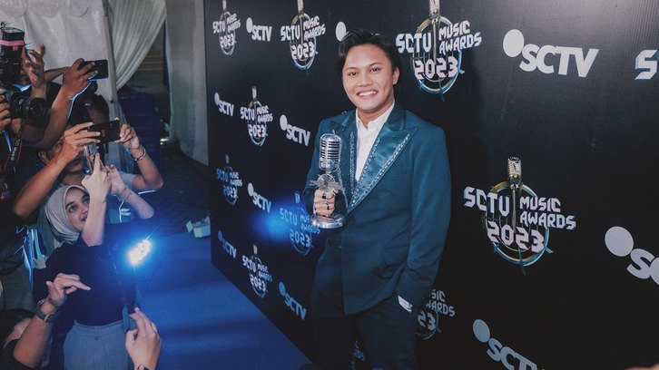 Raih Penghargaan Penyanyi Pria Solo Paling Ngetop, Rizky Febian Sebut Mahalini Support Sytem Luar Biasa