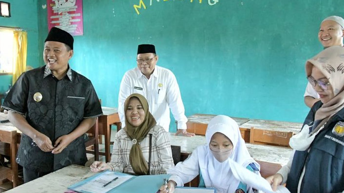 Wagub Uu Ruzhanul Tinjau Pelaksanaan PPDB SMA Negeri 1 Indramayu