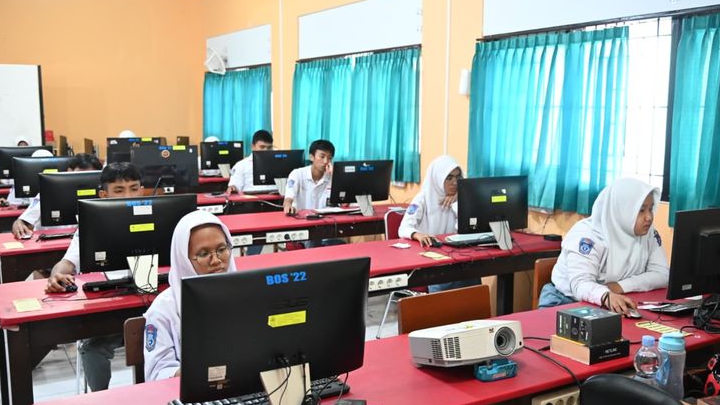 Kemendikdasmen Pastikan Hari Pertama TKA 2025 Berjalan Lancar, Kasus Live Ujian Langsung Ditindak
