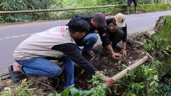 OMG Sulsel Bareng Warga Desa Rappolemba Kompak Perbaiki Pembatas Jembatan