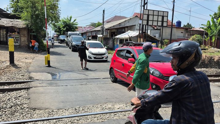 Penjaga Perlintasan KA di Ampera Bekasi Bisa Raup Rp30.000-Rp50.000 per Jam