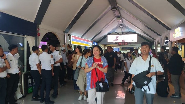 Usai Jajal Kereta Cepat Jakarta Bandung, Presiden Jokowi Jajal Kereta Feeder ke Stasiun Bandung