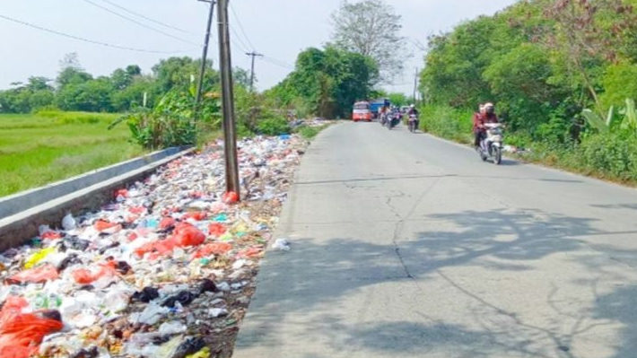 Tumpukan Sampah di Lahan Kosong Desa Ciranggon Karawang Dikeluhkan Warga