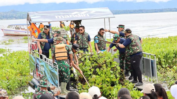 Kolaborasi Kodam 1 Bukit Barisan Bersama 7 Bupati Sumut Bersihkan Eceng Gondok Danau Toba Bersama Masyarakat Sekitar