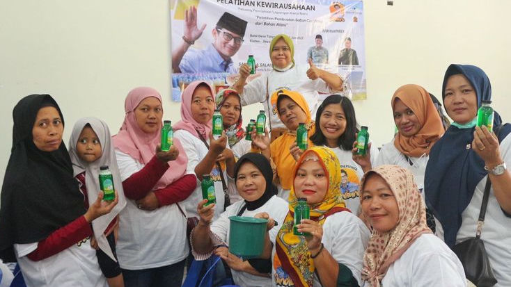 Di Tengah Harga Kebutuhan yang Sedang Naik, Gerbong Pecinta Sandiuno Latih Emak-Emak Klaten Buat Sabun Cuci Piring