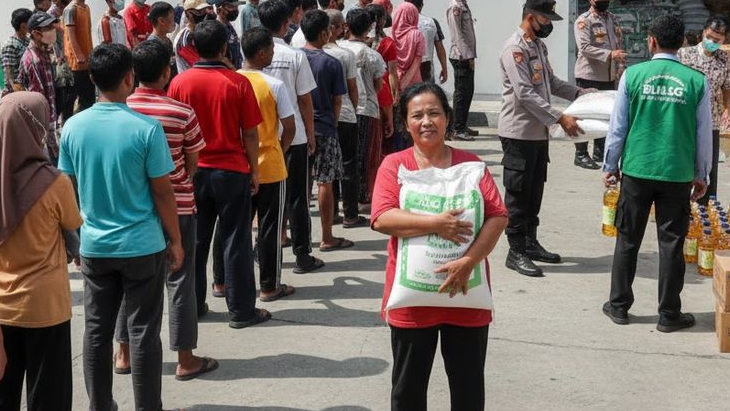 Bapanas Bulog Salurkan Paket Sembako, 20 Kg Beras dan 4 Liter Minyak untuk Keluarga Terdaftar
