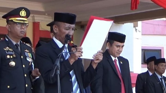 Gagap Terbata-bata Baca UUD 45, Kolega Sebut Wakil Ketua DPRD Pasangkayu Lupa Bawa Kacamata