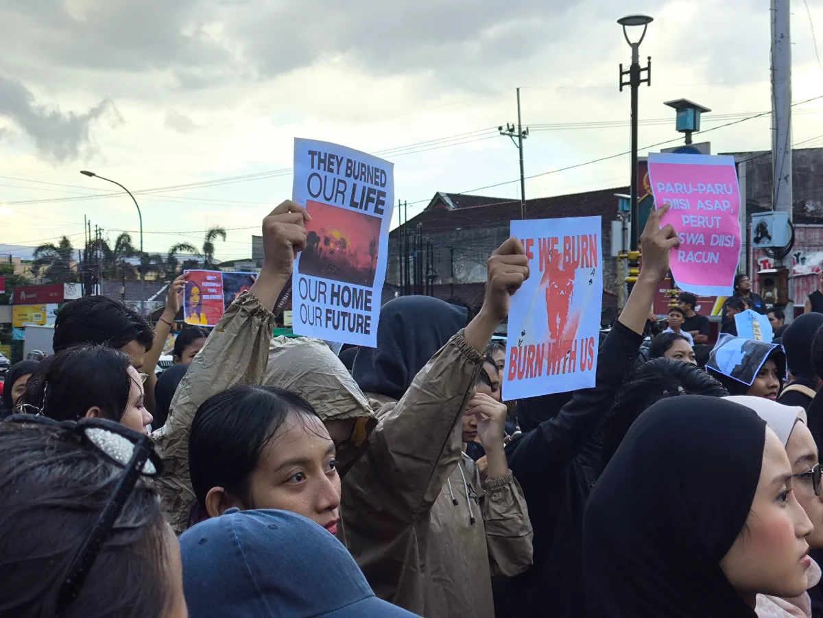 Potret aksi demo #IndonesiaSadar di depan Gedung DPRD Jember. (Dok ist)