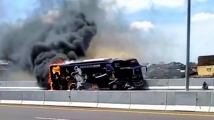 Jelang Arus Mudik Lebaran, Bus PO Haryanto Terbakar di Tol KM 419 Kawasan Krapyak Semarang