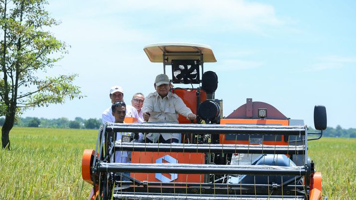 Prabowo Pimpin Panen Serentak di 14 Provinsi: Beras Melimpah, Petani Jadi Pahlawan, Bangsa Menuju Swasembada