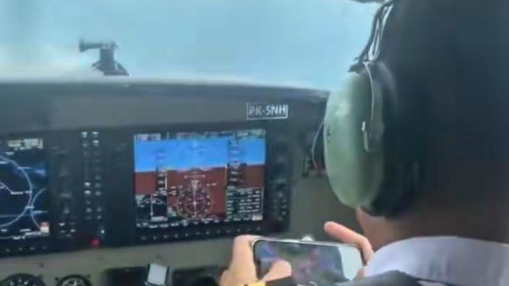 Viral Pilot Diduga Main Game  Saat di Udara, Penumpang Ini Auto Panik Sekaligus Tak Percaya