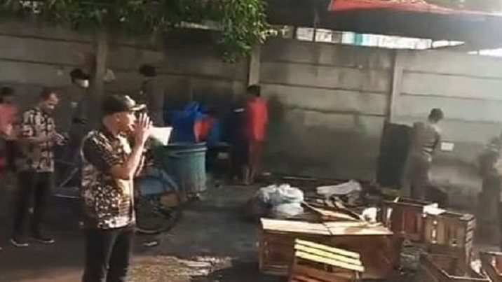 Kerap Berjualan di Bahu Jalan, PKL di Pasar Ciputat Kembali Ditertibkan Aparat
