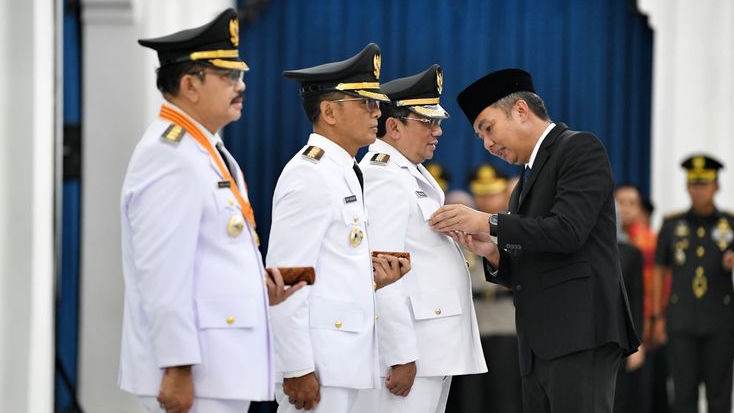 Lantik Tiga Penjabat Kepala Daerah, Bey Machmudin Ingatkan Komitmen Melayani Masyarakat
