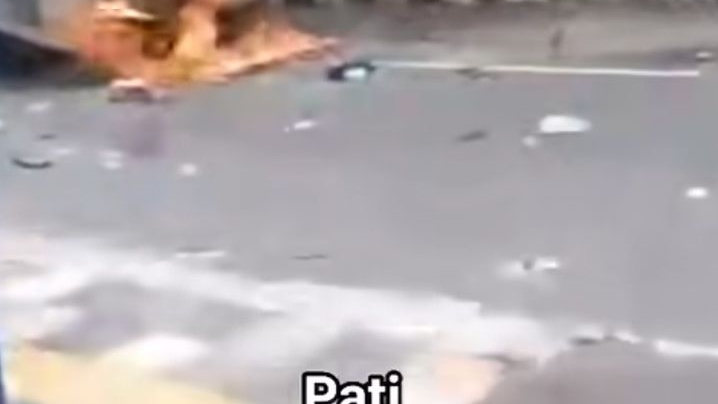 Demo Pati Ricuh, Mobil Polisi Dibakar Massa, Polisi Berseragam Dipukuli, Gas Air Mata Ditembakkan