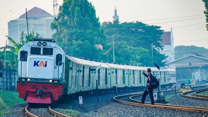 May Day Hari Ini, 12 Kereta Api Jarak Jauh Berakhir di Stasiun Jatinegara