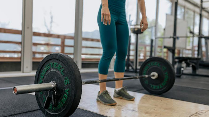 Turun Berat Badan Lebih Cepat dengan Lari atau Angkat Beban? Simak Penjelasannya