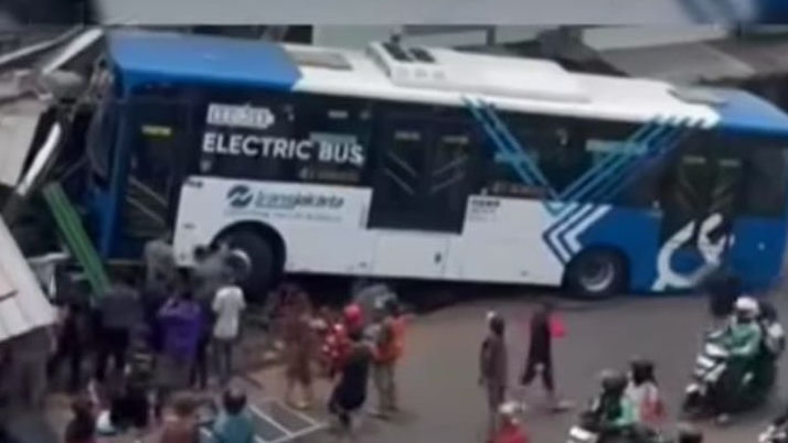 Transjakarta Seruduk Kios di Jalan Minangkabau, Akibatnya Karyawan Toko Luka Parah