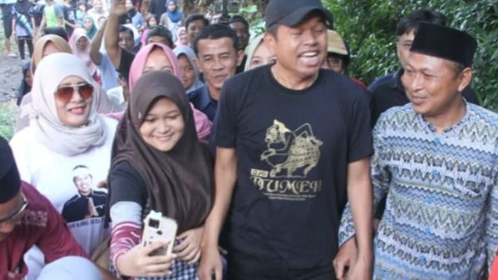 Kades Ini 'Ngamuk' Ke Dedi Mulyadi Karena Ini, Dedi Seperti 'Magnet' Dikerubuti Ribuan Warga Dimanapun Berada
