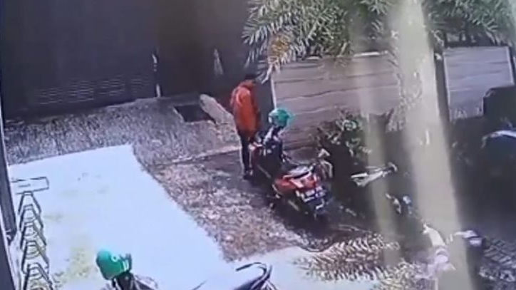 Viral Aksi Curanmor di BSD, Pelaku Todongkan Pistol ke Ojol Saat Kepergok Gasak Motor