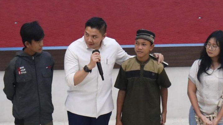 Kenapa Calon Siswa Sekolah Rakyat Sampai Menangis di Pelukan Seskab Teddy?