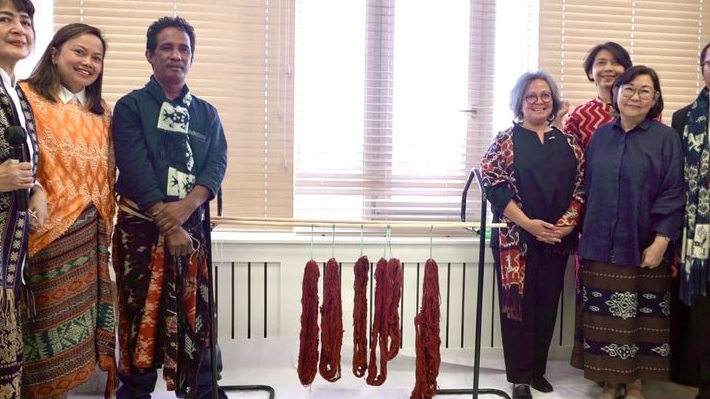 Produk Tenun Pewarna Alami Binaan Bakti BCA Naik Kelas, Tembus Pameran di Amsterdam