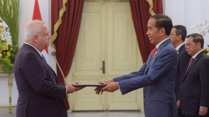 Presiden Jokowi Menerima Surat Kepercayaan dari Duta Besar Negara Sahabat : Tonggak Penting Hubungan Diplomatik Indonesia