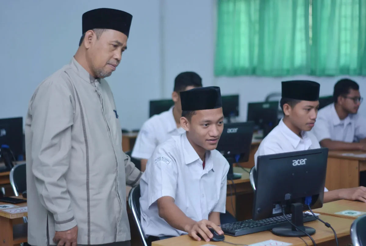 Ilustrasi. Santri mengikuti kegiatan ujian dengan sistem komputer di pondok pesantren. (Foto: darul-muttaqien.com)