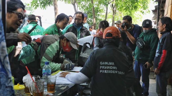 Berbagi Ceria, Kowarteg Indonesia Bagikan Sarung Tangan dan Operasi Makan Gratis di Stasiun Pasar Turi Surabaya