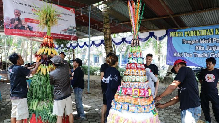 Ganjar Milenial Gandeng Karang Taruna Kalidengen Gelar Kerja Bakti Bersih Desa
