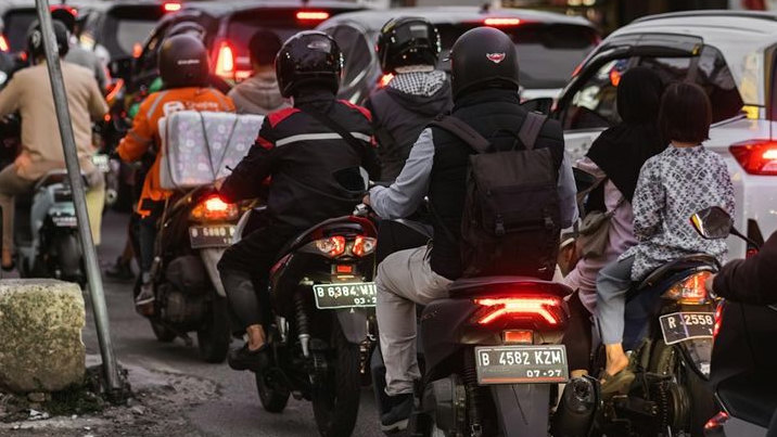 Relaksasi Tarif PBBKB DKI Jakarta 2025: Pemprov Tetapkan 5 Persen  untuk Kendaraan Pribadi dan 2,5 Persen  untuk Kendaraan Umum