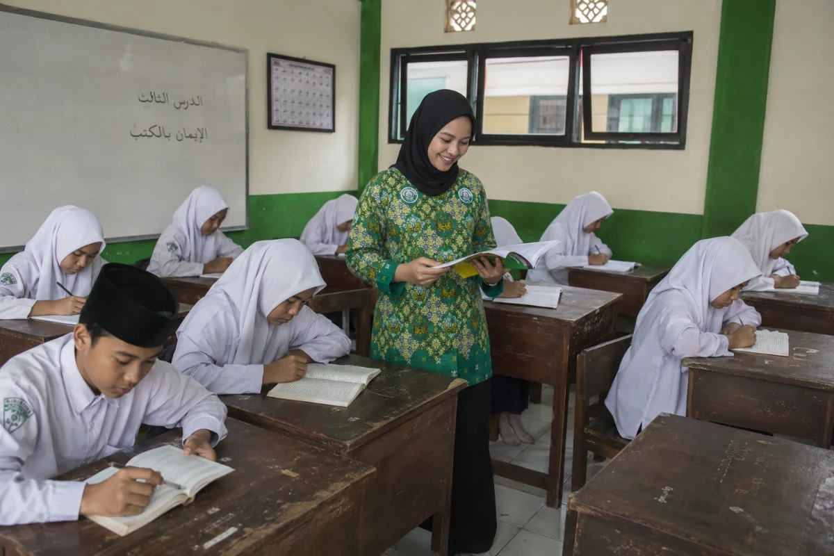 Ilustrasi. Siswa madrasah dalam pembelajaran di kelas.  Kalender Pendidikan Madrasah 2026/2027 menjadi pedoman kegiatan belajar, asesmen, ujian, dan libur selama satu tahun ajaran (Foto: AI/Rizq Azzahra).