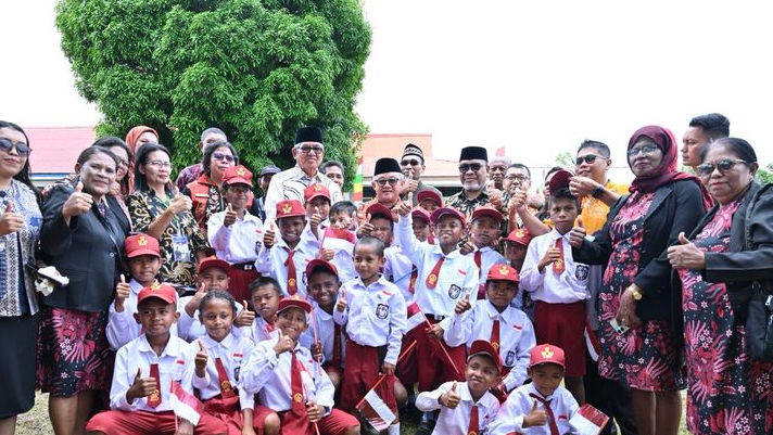 Mendikdasmen Abdul Mu’ti Serahkan Bantuan Pendidikan untuk Sekolah di Tual dan Maluku Tenggara