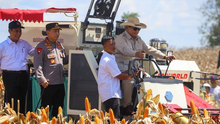 Didampingi Mentan Amran, Presiden Prabowo Pimpin Panen Raya Jagung Di Kalbar