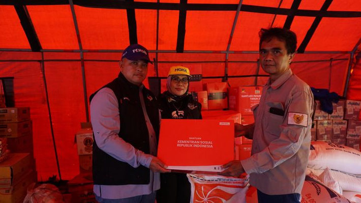 Dinsos Jabar Salurkan Bantuan Logistik untuk Warga Terdampak Bencana Pergerakan Tanah di Cibedug