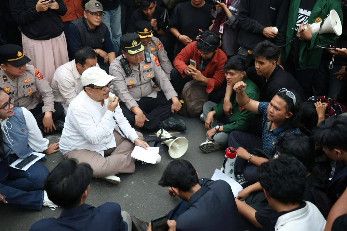 Mahasiswa UIN Bandung dan Unpas menyampaikan aspirasi.