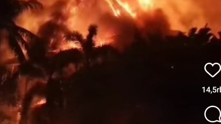 Gedung DPRD Kota Makassar Ludes Dibakar Massa, Api Tak Terkendali, Walikota Berhamburan Keluar