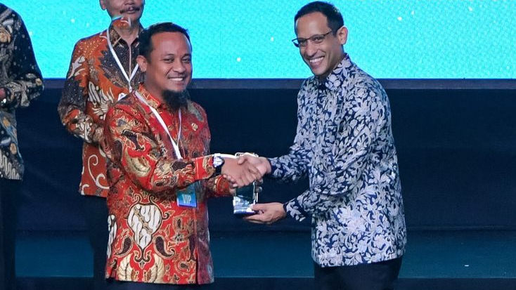 Gubernur Sulsel Terima Penghargaan Bidang Pendidikan dan Sosial