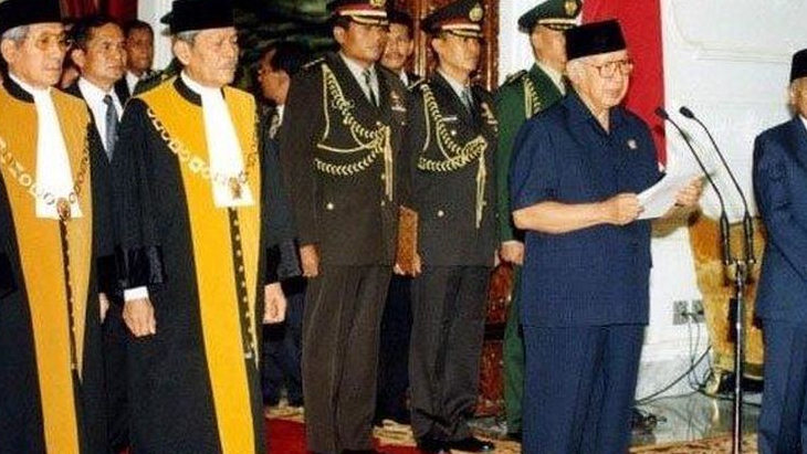 Pidato Terakhir Soeharto Saat Mundur Tahun 1998 Lalu Setelah Berkuasa 32 Tahun