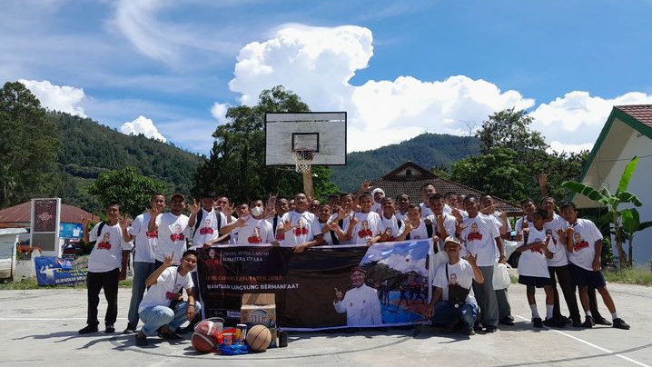 Orang Muda Ganjar Ajak Masyarakat Renovasi Lapangan Basket di Balige