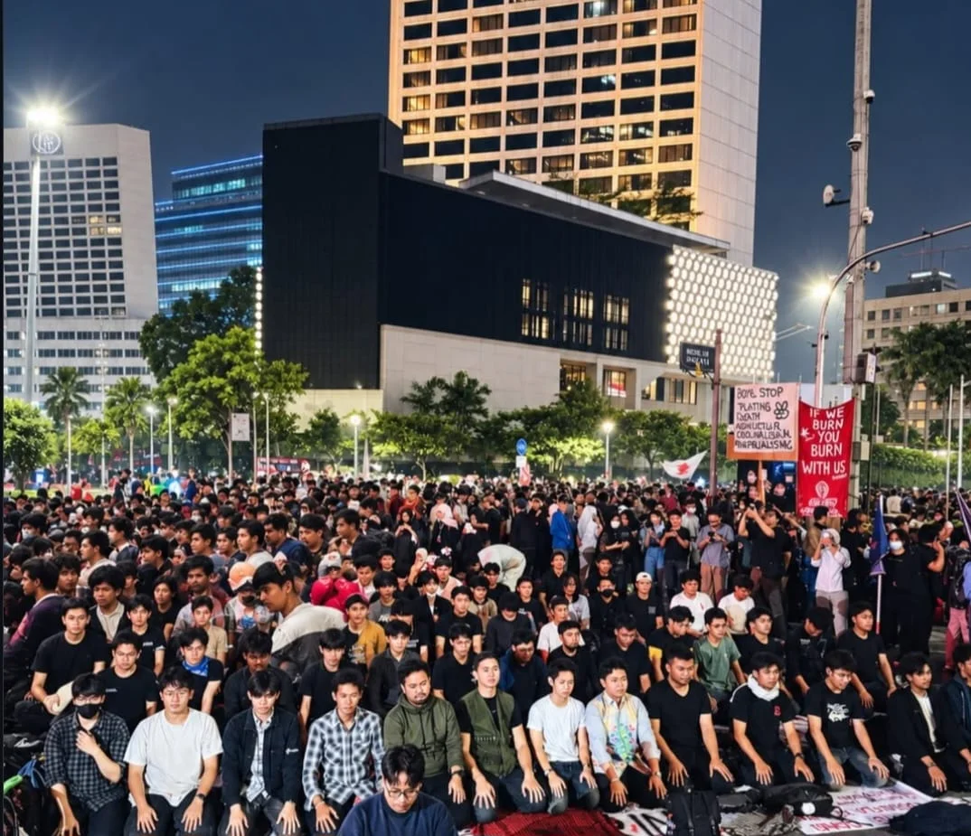 Ribuan Mahasiswa dan elemen masyarakat gelar shalat Magrib berjamaah usai melakukan aksi penyampaian pendapat di Bunderan HI