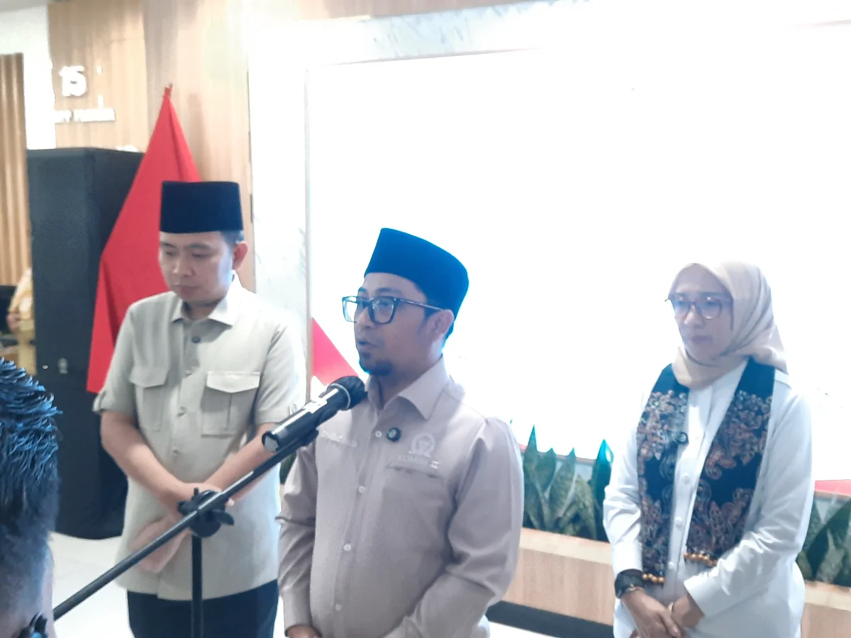Gus Khozin bersama Bupati Jember Gus Fawait dan MenPAN RB Rini Widyantini saat memberikan konferensi pers. (Dok. Pojoksatu.id/David Tomi Anggara)