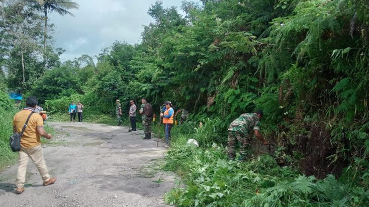Polsek dan Koramil Sidikalang Kota Sinergi Bebersih Desa