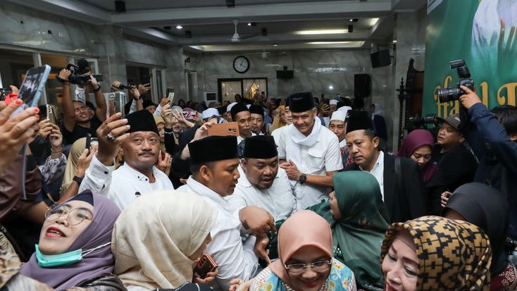 Ratusan Nyai dan Ning se-Jatim Sambut Meriah Kedatangan Ganjar di Surabaya