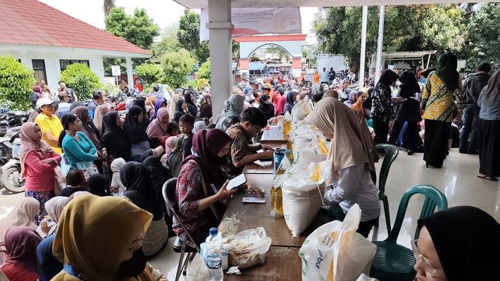 Disketapang Kota Bekasi Awasi Penyaluran 2.581 Bansos Untuk Warga Kayuringin Jaya